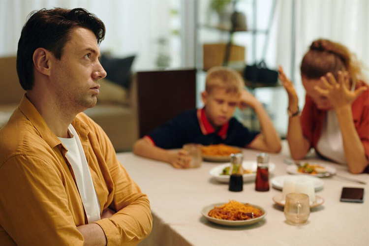 کارشناسان توصیه میکنند که بهعنوان والدین تنها برای زمان و مکان غذا تصمیم بگیرید و تنظیم حجم غذا را به کودک بسپارید.